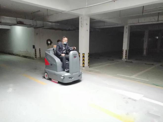 海西小区物业保洁不用人力改用驾驶式洗地机了